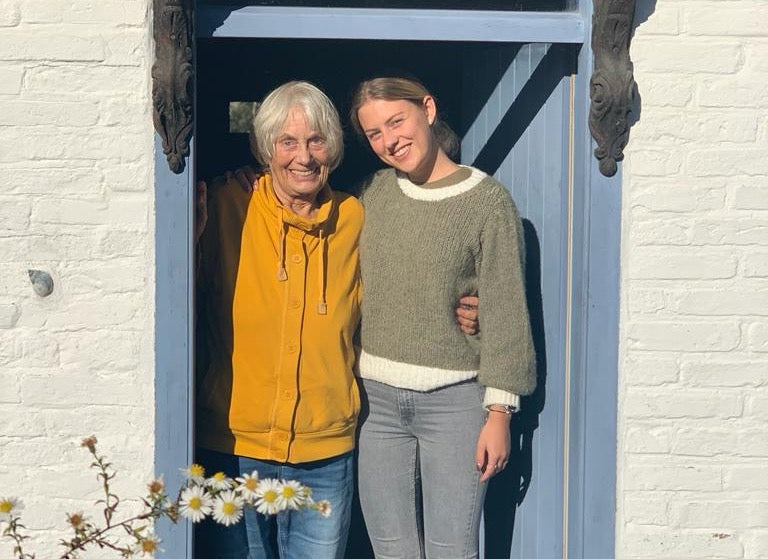 Nina und ihre Oma in der Haustür der Oma auf Juist